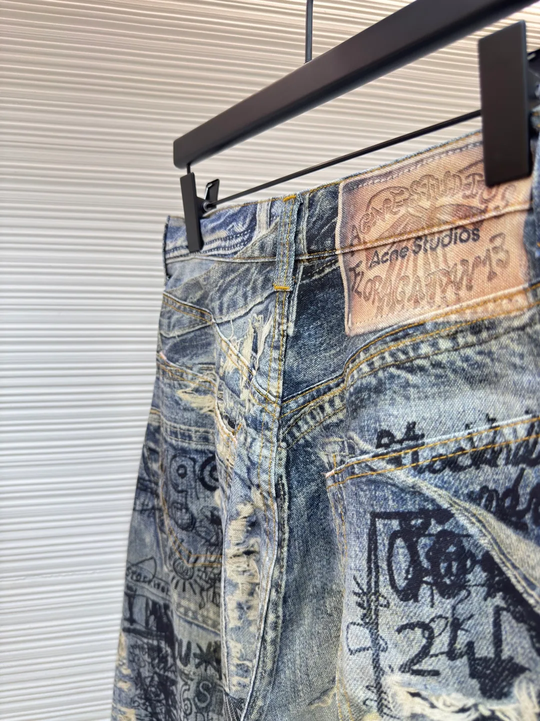 Acne Studios 3D ripped brushed jeans ●Authentic product: Purchased and developed by 4352 ●Item number: 1680159-A75 ●Material: denim ●Technology: brushed ●Version: fitted version ●Weight: about 630 grams ●Size: 42-44-46-48-50-52 ●Description: Only by using brushed non-elastic fabric can the 3D effect be achieved. The difficulty is to correct the printing details eight times before and after, adjust the color six times, and then use laser burning to position and cut. The overall routing is straight and delicate, the fabric is comfortable and soft, and the color is consistent without color difference. It can be matched with the same style to create a fashionable look and control various occasions. Customized accessories, complete three standards, same style for men and women!